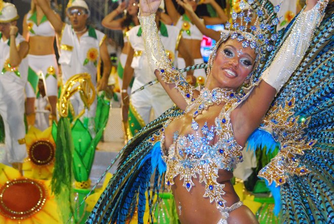 Carnaval là lễ hội hóa trang nổi tiếng tổ chức ở Rio de Janeiro (Brazil), tất cả các vũ công phải chuẩn bị trong cả năm để có những màn trình diễn đường phố ấn tượng nhất. Ngoài chiêm ngưỡng các bộ trang phục vừa gợi cảm vừa tinh tế thì du khách còn được đắm chìm trong các nhịp điệu sôi động và nóng bỏng.