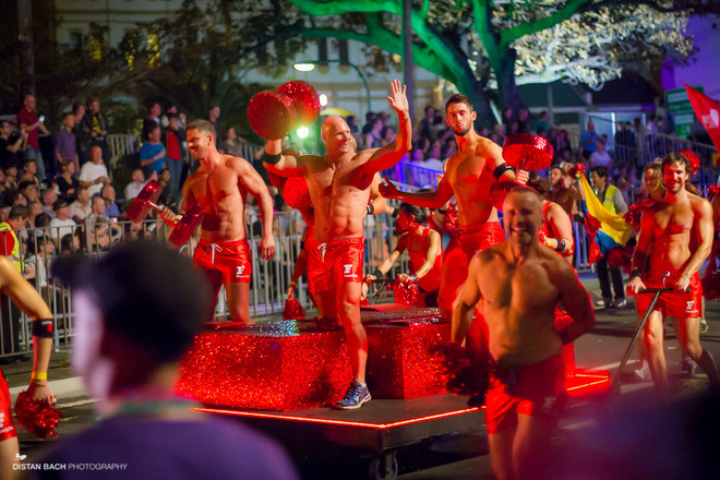 Những người tham gia lễ hội Mardi Gras tại Sydney (Australia) sẽ ăn mặc giống như tham gia một buổi biểu tình tuy nhiên vẫn mang nhiều nét nghệ thuật. Lễ hội văn hóa lớn dành cho cộng đồng LGBT (người đồng tính, song tính, chuyển giới) này là một cuộc tuần hành rực rỡ sắc màu và kỳ quặc của niềm kiêu hãnh và tính đa dạng.