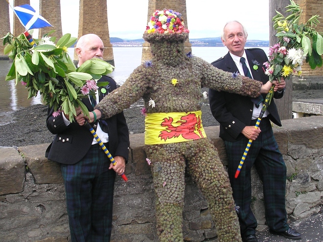 Mùa xuân tại hội chợ Queensferry (Scotland), du khách sẽ gặp anh chàng vui nhộn Burryman - người mặc trang phục được kết từ những bông cầu gai. Anh ta đi khắp chợ, nhận những bông cầu gai được ném từ những khách du lịch. Người châu Âu tin rằng, nếu cho Burryman ít tiền lẻ hoặc rượu whisky thì sẽ nhận được nhiều may mắn, hạnh phúc trong năm mới.