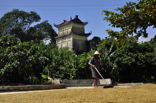 Trong lễ hội dân làng nô nức rước kiệu, thi bơi chải và các trò chơi dân gian chọi gà, đánh đu, mở đầu cho một mùa tơ vàng, mùa lúa bội thu và cầu may cho nhà nhà an khang làm ăn thịnh vượng.