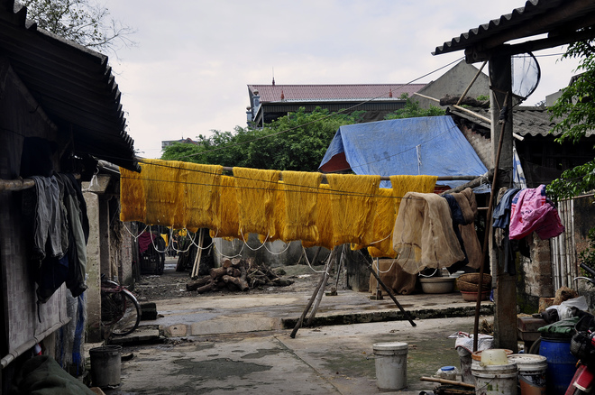 Khắp mọi nơi trong làng, bạn sẽ dễ dàng bắt gặp hình ảnh những người phụ nữ miệt mài luộc kén, kéo tơ trong các xưởng tại gia, những bó tơ vàng óng nằm phơi mình dưới nắng...