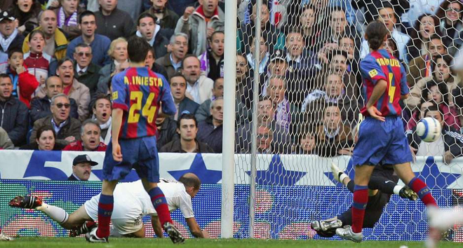 Năm 2005, Zidane ghi bàn giúp Real giành chiến thắng 4-2 trước Barca. Kết quả trận này không thể ngăn Barca tiến đến ngôi vô địch Liga nhưng cũng đủ đem lại danh dự cho "kền kền trắng".