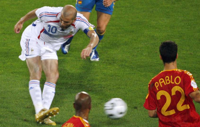 Trước trận Pháp - Tây Ban Nha ở vòng hai World Cup 2006, báo chí xứ sở đấu bò viết rằng đây sẽ là trận cuối cùng của Zidane trong sự nghiệp. Đáp lại, nhạc trưởng tuyển Pháp ghi bàn và giành chiến thắng 3-1.