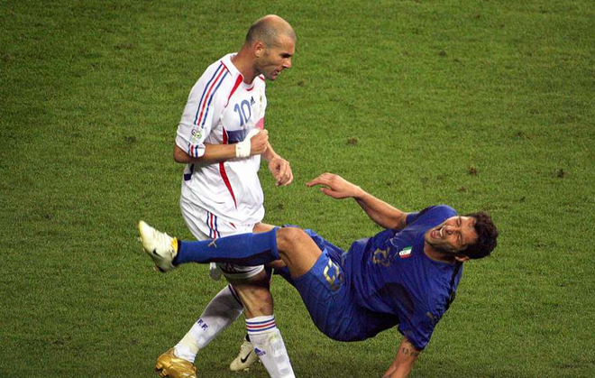 Khoảnh khắc cuối cùng của Zidane trên sân cỏ là cú húc đầu vào Marco Materazzi trong trận chung kết World Cup 2006, sau khi đối phương buông lời xúc phạm. Zizou phải nhận thẻ đỏ cho hành động này.