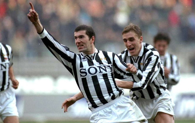 Zidane gia nhập Juventus trong kỳ chuyển nhượng hè 1996 và lập tức giúp đội giành lại Scudetto từ tay AC Milan.