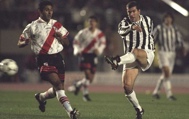 Cuối năm 1996, Zidane giành danh hiệu đầu tiên với Juventus khi đánh bại River Plate trong trận chung kết Cup Liên lục địa.