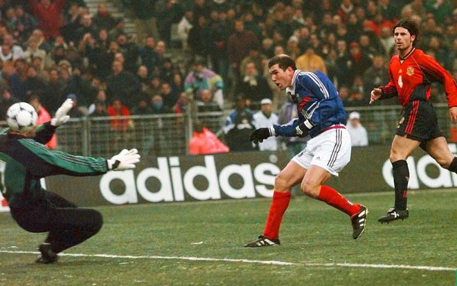 Tháng 1-1998, Zizou ghi bàn đầu tiên trong trận khánh thành sân Stade de France giữa Pháp và Tây Ban Nha.