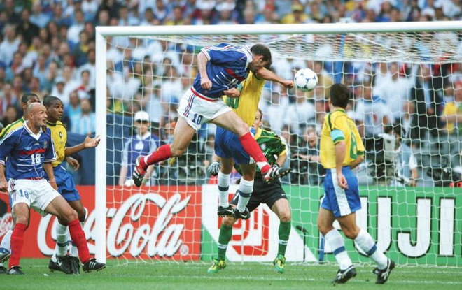 Không lâu sau đó, trong trận chung kết World Cup 1998, Zidane tiếp tục chứng tỏ duyên ghi bàn khi lập cú đúp vào lưới Brazil bằng hai cú đánh đầu không thể cản phá.