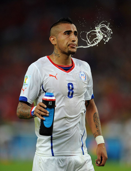 Arturo Vidal làm nhổ nước rất điệu nghệ.