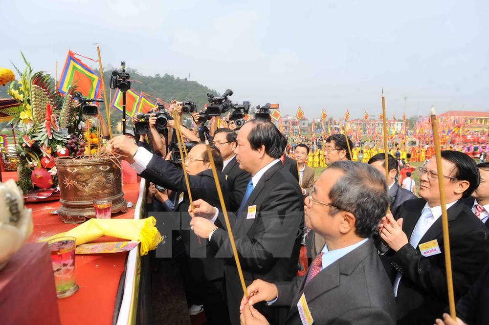 Các đại biểu dâng hương bái yết Thần Nông tại Lễ khai hội