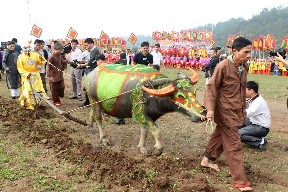 Tái hiện hình ảnh vua Lê Đại Hành xuống ruộng đi cày