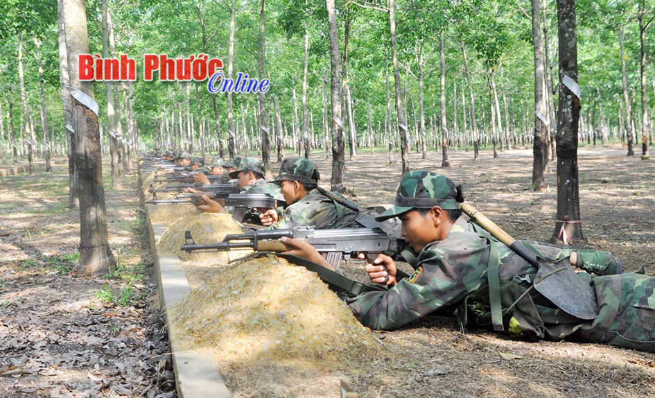 Mặc nắng nóng cháy da thịt trên thao trường, các chiến sĩ trẻ vẫn cố gắng hoàn thành tốt bài học (Tiểu đoàn 208)