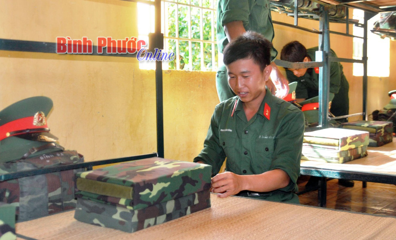 Giường, chiếu kê thẳng hàng, chăn màn được gấp gọn gàng, vuông vức, đảm bảo sự thống nhất cao trong thực hiện điều lệnh nội vụ (Tiểu đoàn 208)