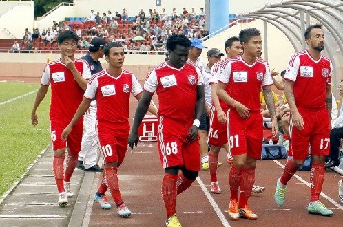 Các cầu thủ Đồng Nai sau trận thua Quảng Ninh 3-5 trên sân Cẩm Phả chiều 20-7 ở vòng 21 V-League Eximbank 2014. Ảnh: Dương Minh