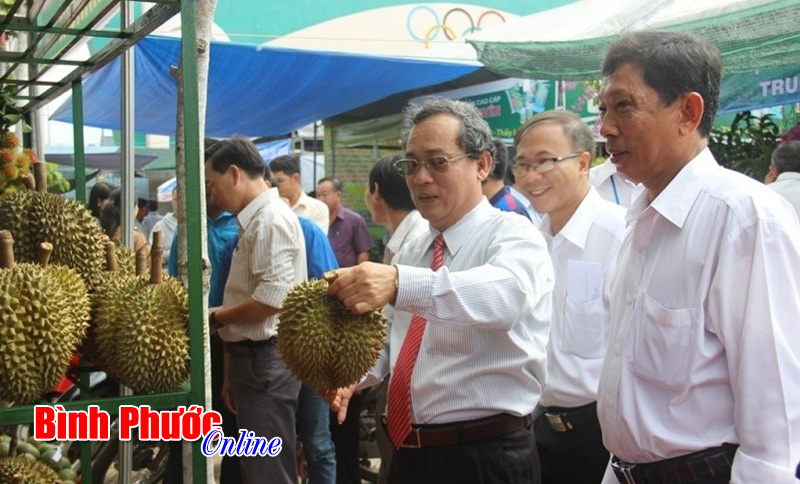 Phó chủ tịch UBND tỉnh Bình Phước Nguyễn Huy Phong cùng lãnh đạo một số ngành, đơn vị và đông đảo người dân chọn lựa trái cây và hàng nông sản tại hội chợ