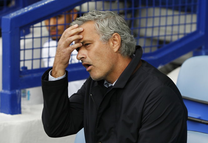 
			Nỗi thất vọng của HLV Mourinho sau trận thua Everton. Ảnh: Reuters
			 

			 
			