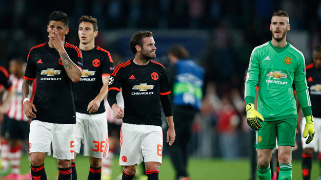 Các cầu thủ Manchester United buồn bã rời sân sau trận thua PSV - Ảnh: Reuters