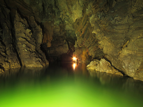 Hang động Phong Nha được một vị linh mục người Pháp có tên là Léopold Cadière phát hiện vào năm 1899. Tuy nhiên, phải đến khi Hiệp hội hang động Hoàng gia Anh do ông Howard Limbert dẫn đầu tiến hành thám hiểm vào năm 1990 thì chiều sâu bí hiểm của hang động Phong Nha với động Huyền Không và Xuyên Sơn Hồ mới dần được hé mở. Ảnh: Dòng sông ngầm lung linh trong lòng hang động Phong Nha.