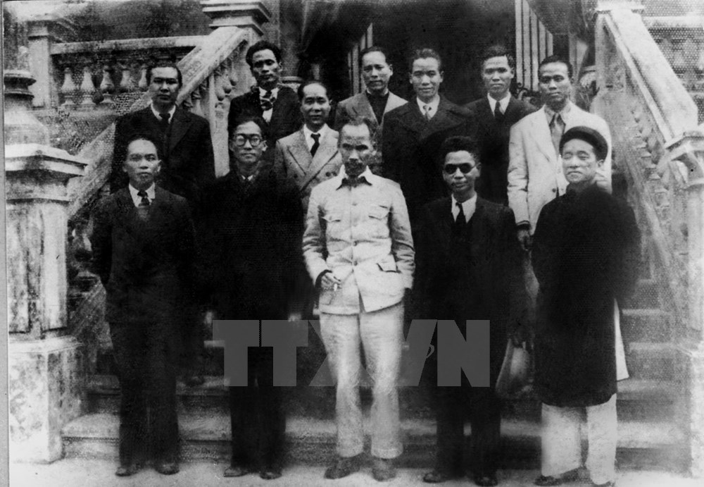 Chính phủ lâm thời được thành lập ngày 25-8-1945 do Chủ tịch Hồ Chí Minh làm Chủ tịch