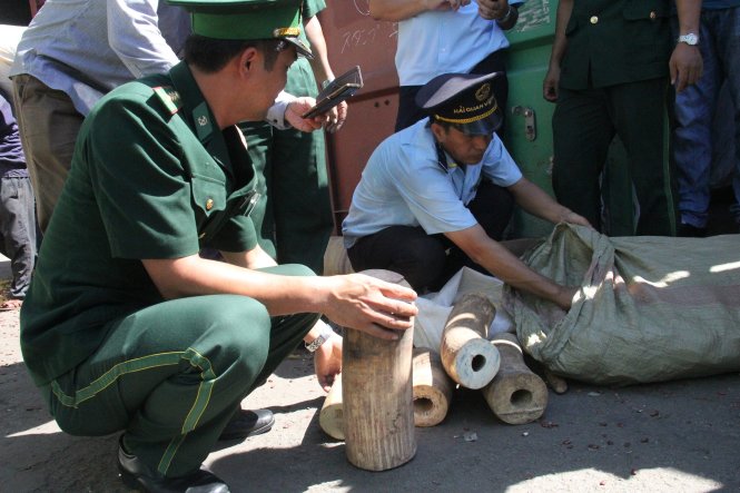 Lực lượng chức năng đang kiểm đếm các bao ngà voi