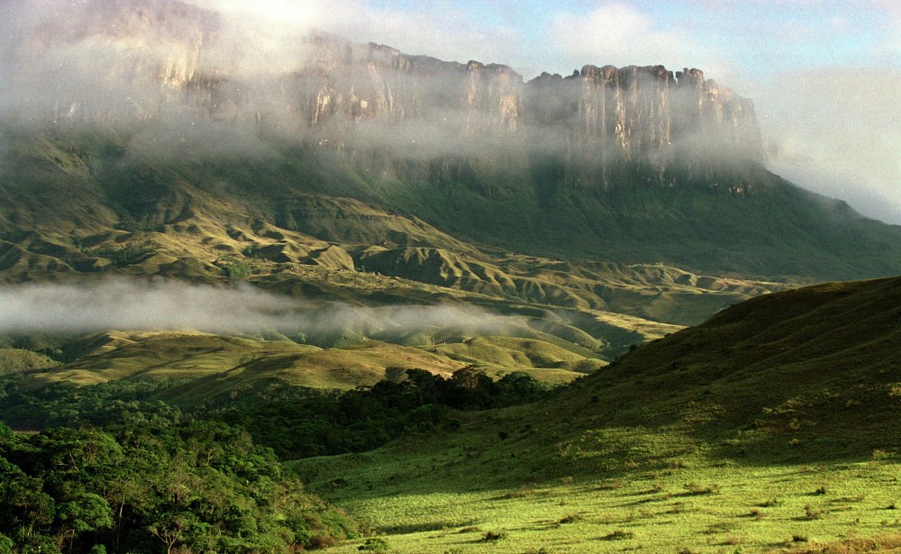 Núi Matawi Tepuy, Venezuela cao 2.680m và dài 3km. Theo tiếng địa phương, 'Tepuy' nghĩa là nhà của Chúa. (nguồn: Sputniknews)