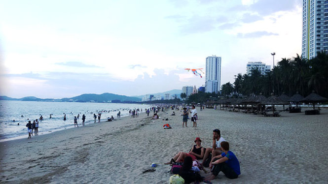 Khu vực bãi biển Nha Trang trước 32-34 Trần Phú đã được cho lập bãi tắm biển đêm - Ảnh: Phan Sông Ngân