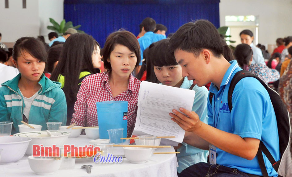 Sinh viên tình nguyện Bình Phước phối hợp đội tiếp sức mùa thi Trường đại học Công nghiệp hướng dẫn di chuyển, làm thủ tục dự thi cho thí sinh, giúp các em đến được địa điểm thi nhanh chóng, an toàn