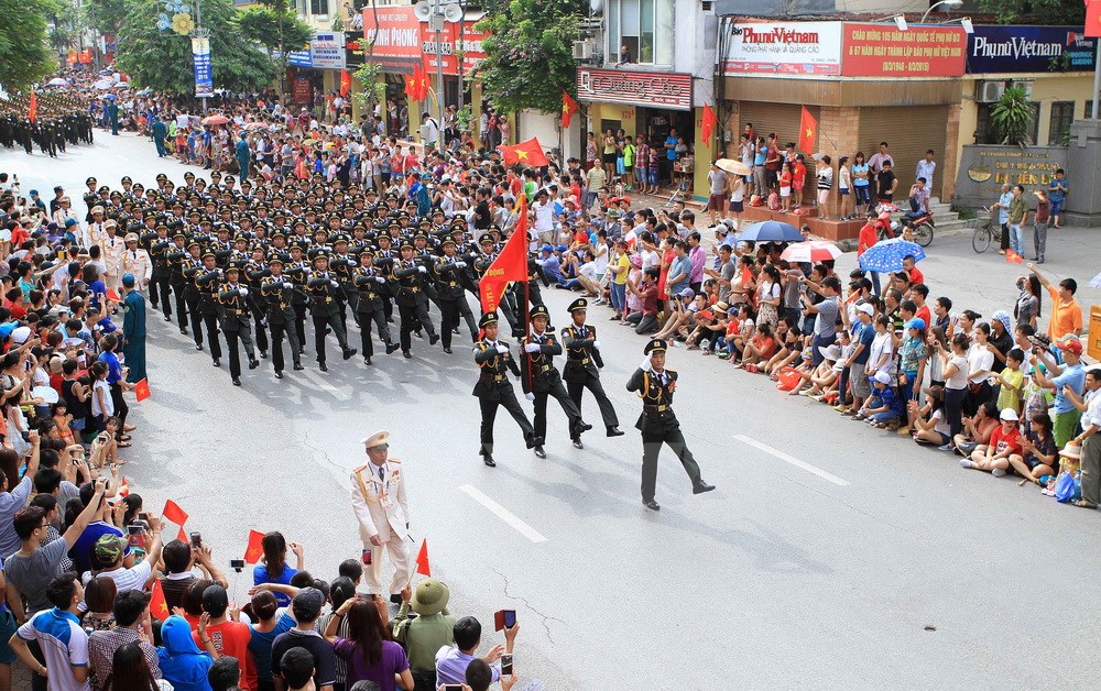 Lễ diễu binh, diễu hành cấp Quốc gia trên phố Nguyễn Thái Học.