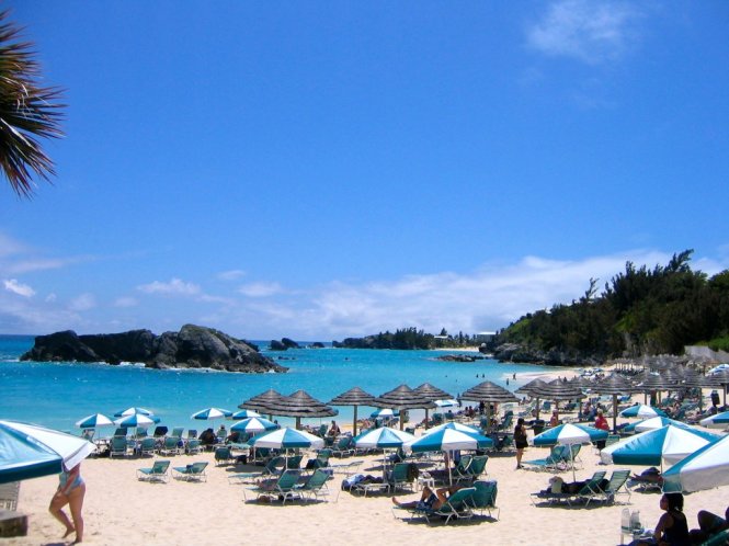 Bãi biển Elbow Beach ở Bermuda luôn đông nghẹt du khách vào mùa cao điểm - Ảnh: leeabbamonte