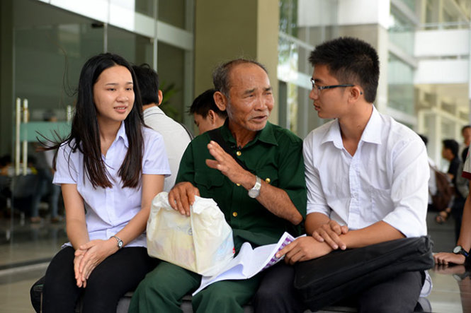 Hai sĩ tử nghe ông Lê Tuấn Anh chia sẽ bí quyết học tập của ông