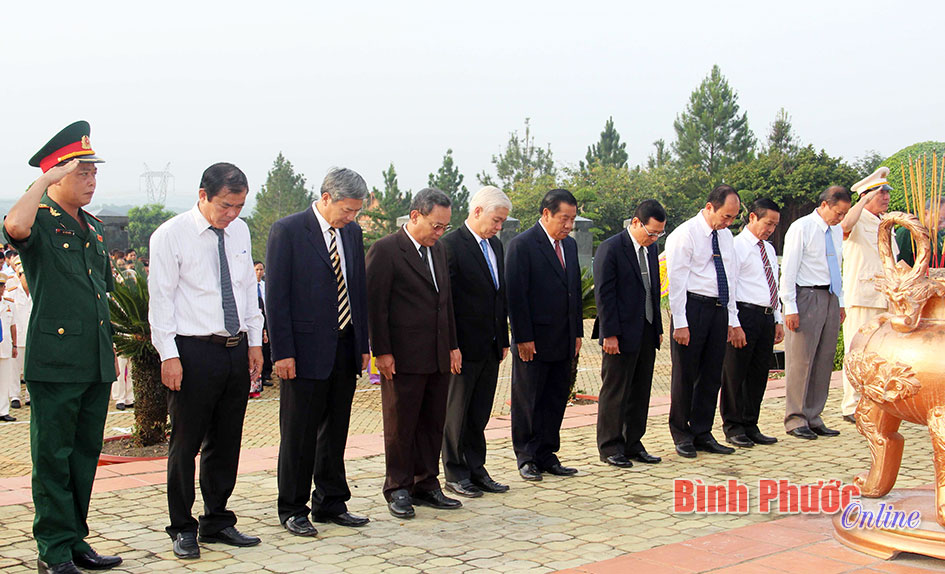 Các đồng chí lãnh đạo tỉnh đặt tràng hoa, dâng hương lên tượng đài tưởng nhớ các anh hùng liệt sĩ