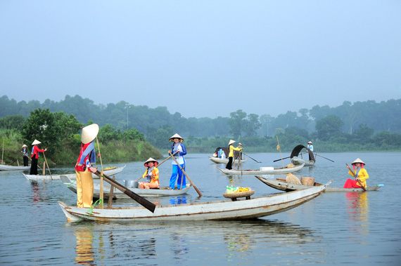 Trái cây, các sản vật địa phương, hàng tạp hóa…được chính bà con vùng chợ nổi Cái Răng, Phụng Hiệp (Cần Thơ) mang đến bán tại chợ.