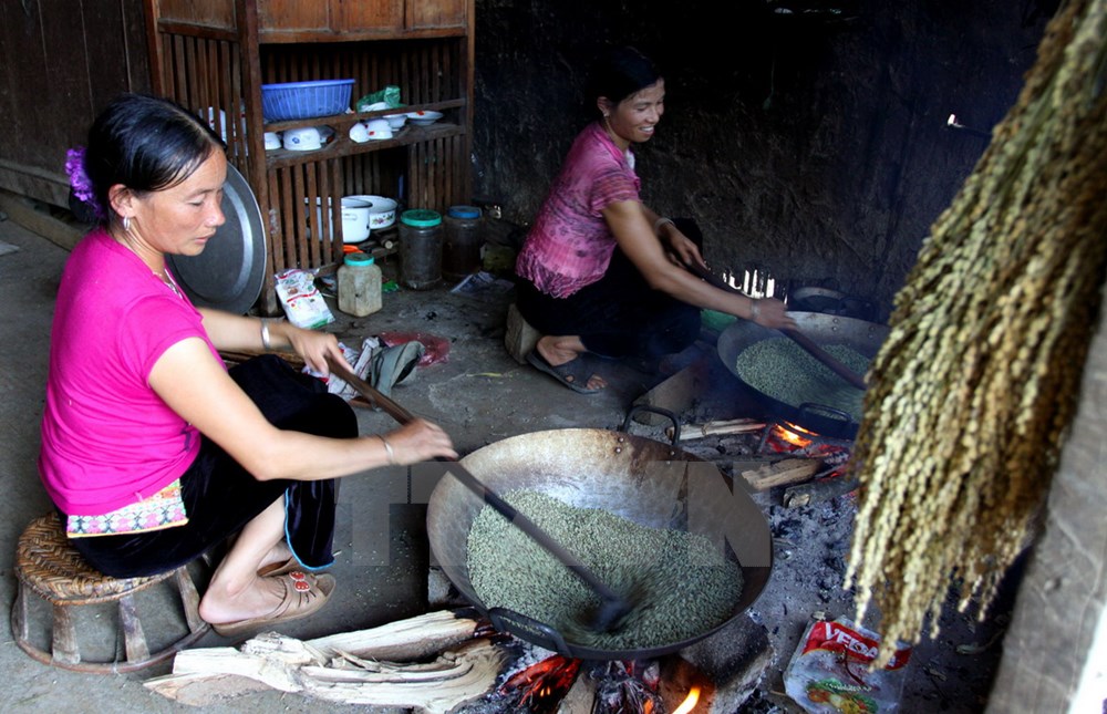 Để có được mẻ cốm ngon, cốm rang phải vừa tầm, bởi nếu quá lửa sẽ bị cứng, nếu non lửa thì thì bị mất đi độ dẻo, thơm. (Ảnh: Thế Duyệt/TTXVN)