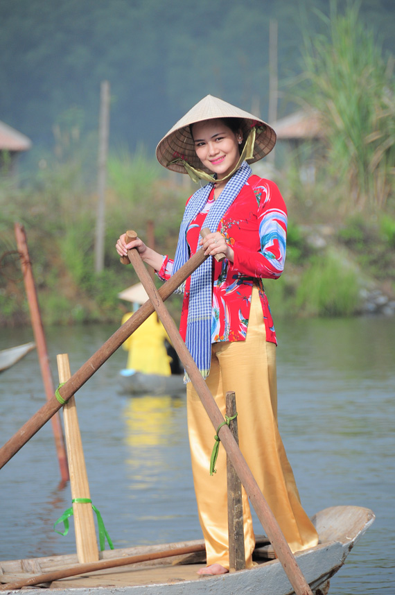 Trong không gian miệt vườn, người xem có thể cảm nhận những nét độc đáo  của chợ nổi qua sự duyên dáng của các cô gái Nam bộ...