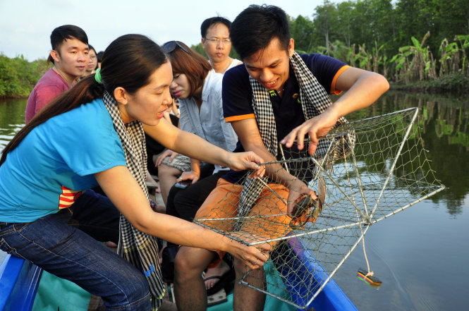 Đặt lọp bắt cua - Ảnh: TR.TH.D.