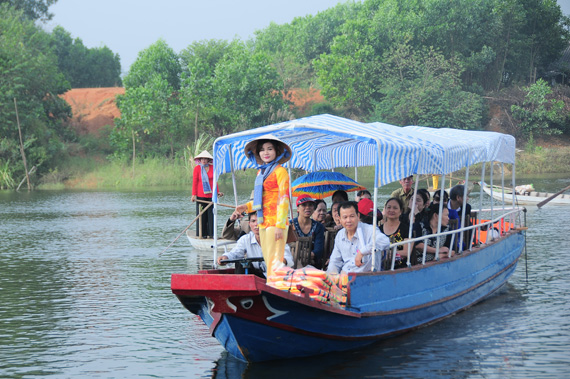 Vào dịp này, với nhiều du khách, chợ nổi Nam bộ là điểm đến không thể thiếu trong  hành trình tìm hiểu, tham quan Ngôi nhà chung của 54 dân tộc anh em.