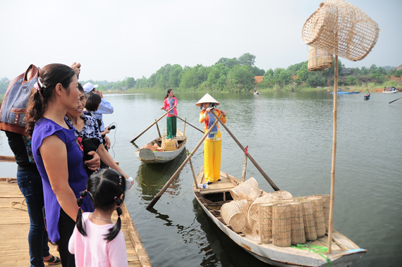 Thuyền ghe ghé sát bờ phục vụ những du khách có nhu cầu thưởng thức,  tìm hiểu những giá trị văn hóa đặc trưng của miền Tây Nam bộ.