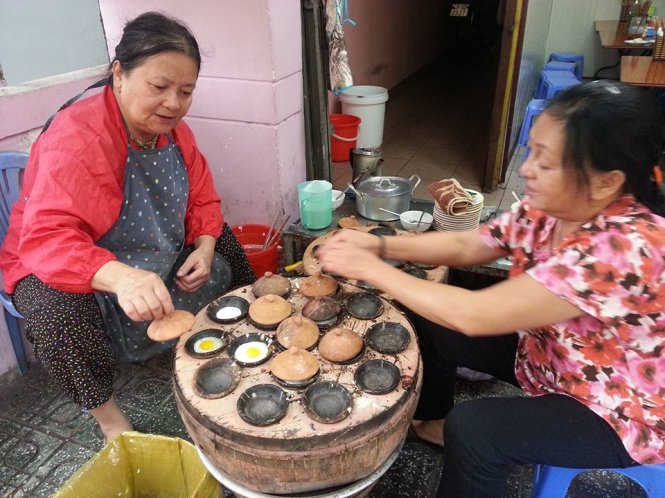 Hình ảnh chiếc lò than ,có nhiều “lỗ tròn” trên bề mặt rất đỗi thân quen - Ảnh: Huyền Trần