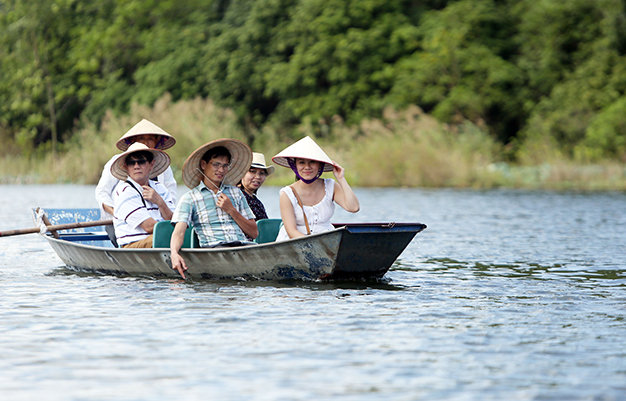 Nằm cách Hà Nội khoảng 60km, đến đây du khách chỉ mất thêm 240.000 tiền thuê đò là có thể đi khắp suối Yến chiêm ngưỡng vẻ đẹp của hoa súng và ngắm cảnh - Ảnh: Bá Quỳnh