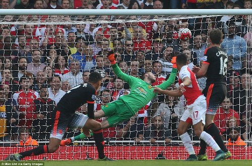 Bàn thắng của Oezil cùng cú đúp của Sanchez giúp Arsenal đè bẹp MU 3-0.