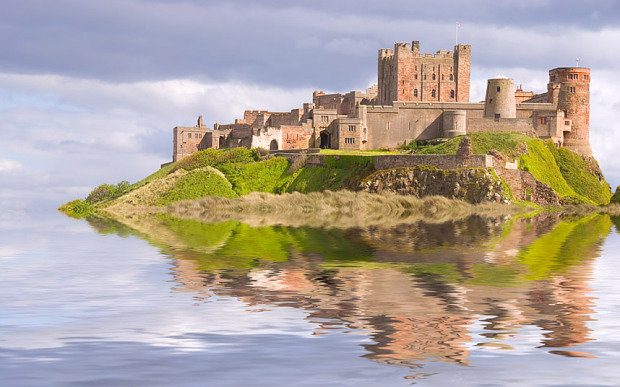 Bamburgh yên bình trên hòn đảo Lindisfarne - Ảnh: AP