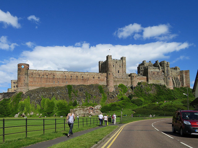 Lối vào lâu đài Bamburgh - Ảnh: flickr