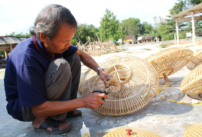 Để xuất ra thị trường nước ngoài, người làm nghề trong làng đã tự khắt khe với chính mình, có bộ phận kiểm tra chỉnh sửa độc lập với người thợ - Ảnh: Gia Hưng