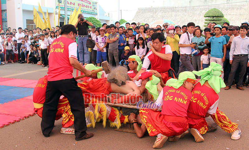 Biểu diễn công phu đập đá trên bụng của Long Phi Đường, huyện Lộc Ninh