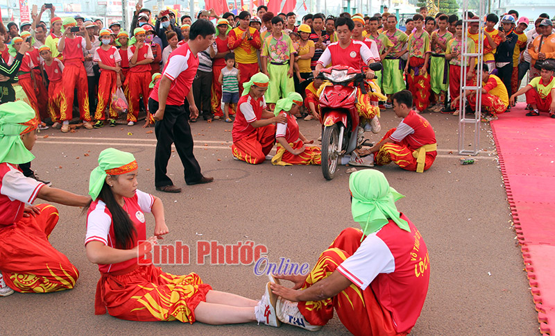 Biểu diễn công phu chạy xe máy qua ống chân thiếu nữ của Long Phi Đường, huyện Lộc Ninh