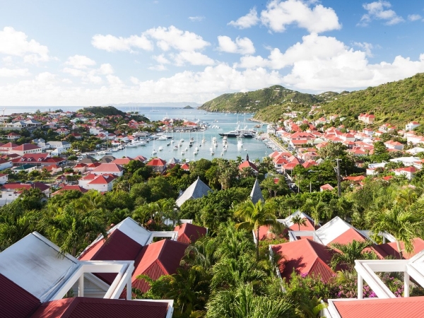 St. Barts, Pháp: Hòn đảo xinh đẹp này là điểm nghỉ hè lý tưởng, nơi du khách có thể thỏa thích bơi lội, lặn biển, chèo thuyền, hay đơn giản chỉ là nằm dài tắm nắng ở các khu nghỉ dưỡng sang trọng.