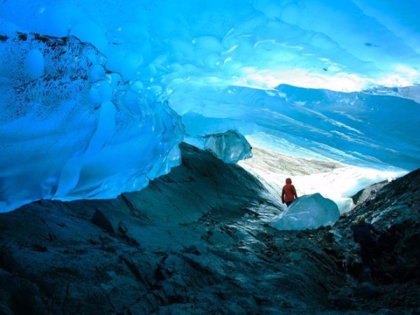 Hang đá tuyệt đẹp Mendenhall Glacier ở Mendenhall Valley, Alaska (Mỹ) sở hữu những mái vòm đá trắng, tuy nhiên, chúng đang tiếp tục tan chảy mỗi năm.