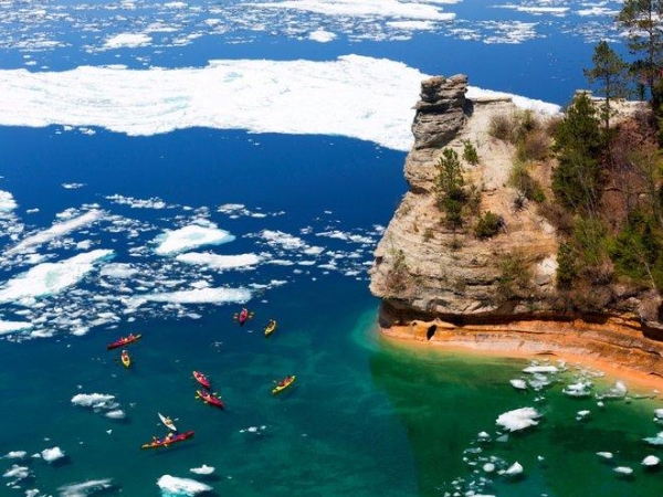 Rocks National Lakeshore ở Michigan (Mỹ) được biết đến với những vách đá sa thạch nhiều màu sắc và các thác nước, bãi biển, rừng tuyệt đẹp. Nhưng sự tăng lên của nhiệt độ không khí và nước khiến giảm diện tích băng đang bắt đầu ảnh hưởng đến hệ sinh thái tự nhiên của khu vực.