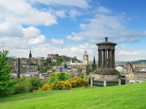 Edinburgh, Scotland: Bảo tang quốc gia ở Edinburgh sẽ bắt đầu trưng bày bộ sưu tập trị giá 21 triệu USD từ ngày 8-7, với hiện vật của Alexander McQueen, Vivienne Westwood và Yves Saint Laurent. Ngoài ra, du hách có thể tham quan các công trình kiến trúc độc đáo của thành phố và thưởng thức ẩm thực ngon tuyệt.