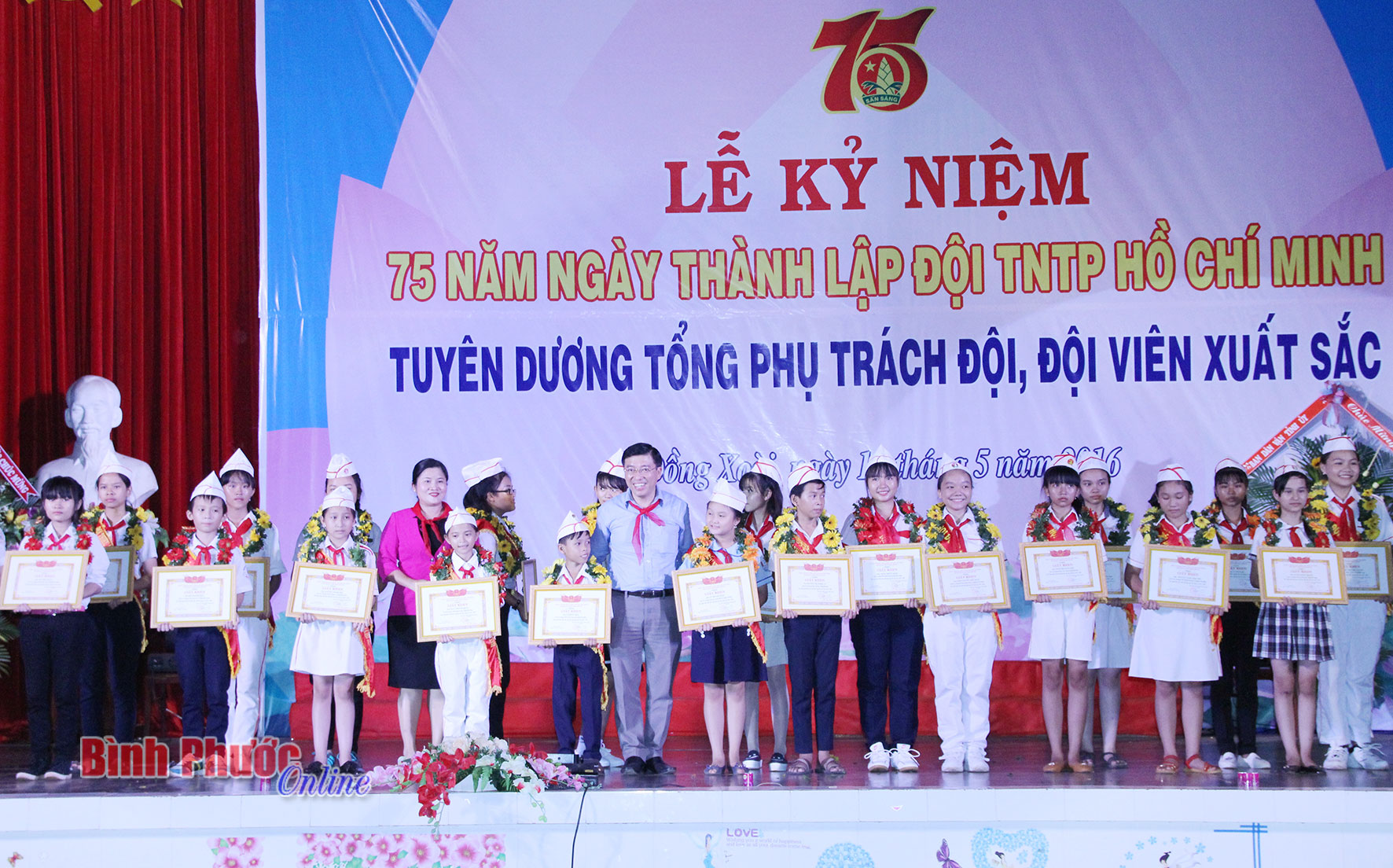 Phó bí thư thường trực tỉnh ủy Trần Tuệ Hiền; Ủy viên Ban thư ký Quốc hội, Vụ trưởng Vụ tổng hợp Văn phòng Quốc hội Phan Viết Lượng trao giấy khen cho đội viên ưu tú, xuất sắc